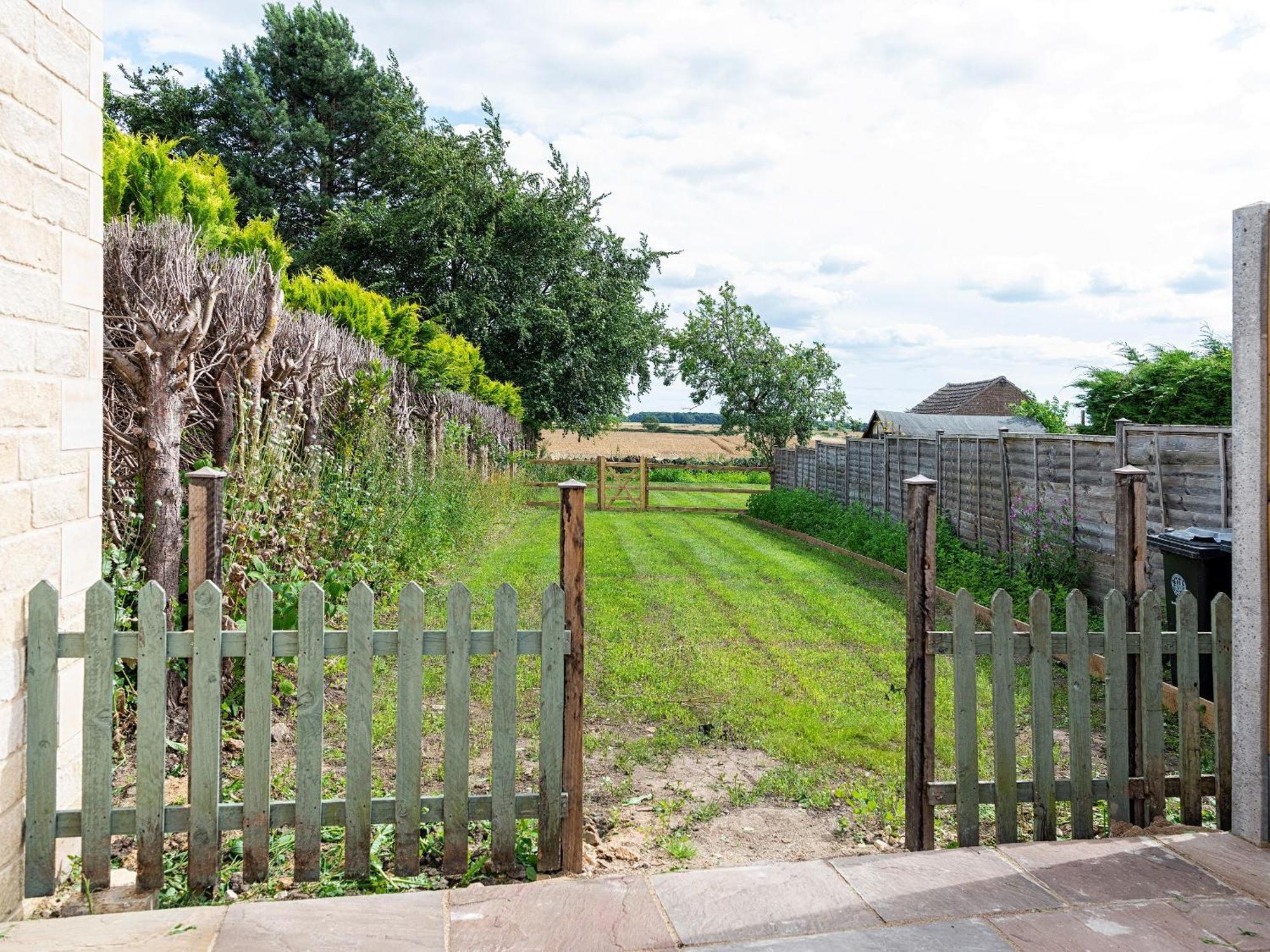 Red Kite Cottage Easton on the Hill ภายนอก รูปภาพ
